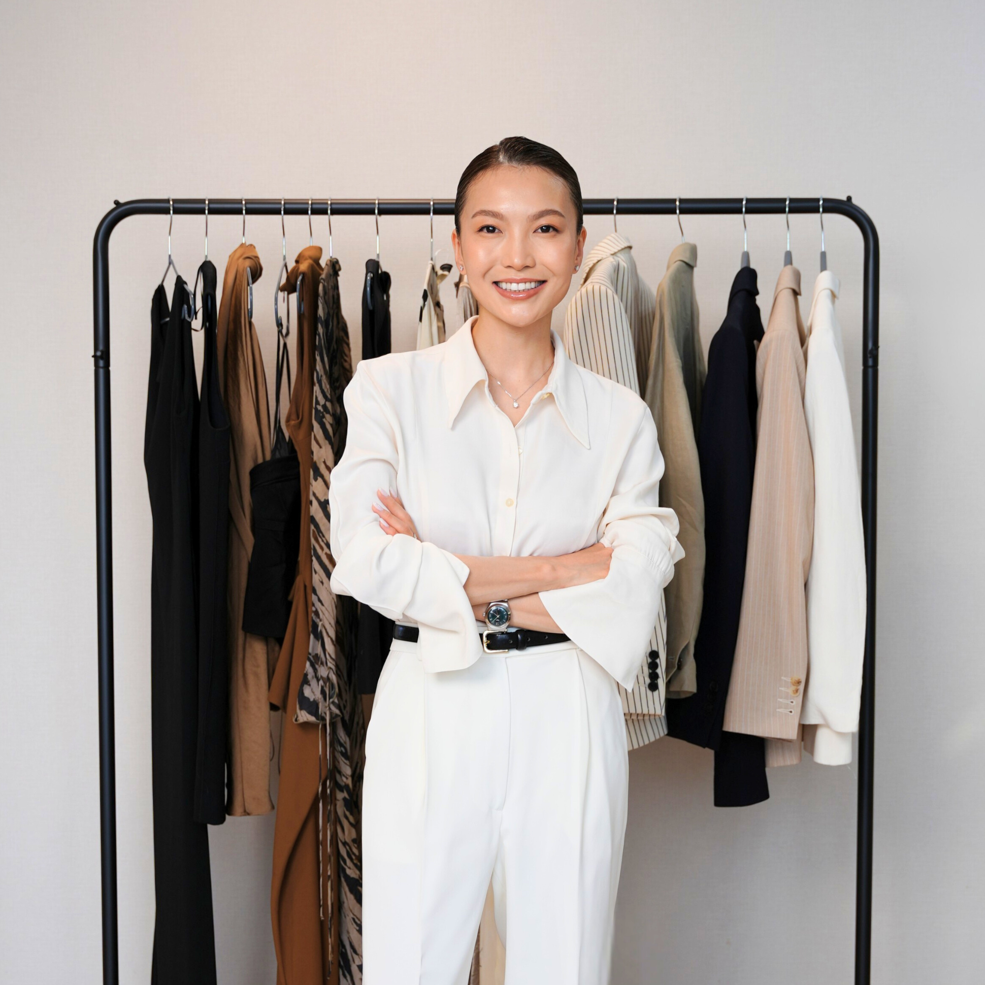 Санчирмаа - Мэргэжлийн загвар зөвлөх хувцасны цуглуулгын өмнө